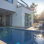 With 2 Pools, And Sauna Sunce Βίλα Τρογκίρ