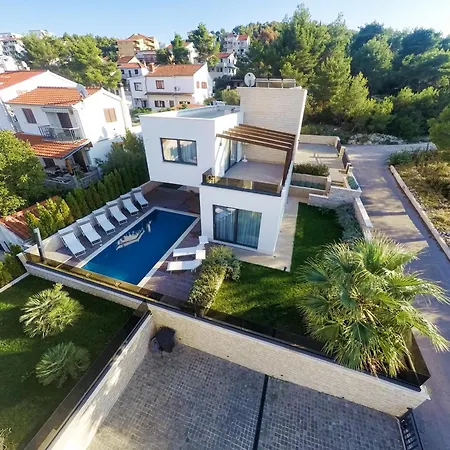 With 2 Pools, And Sauna Sunce Vila *