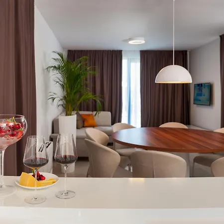 ヴィラ With 2 Pools, And Sauna Sunce