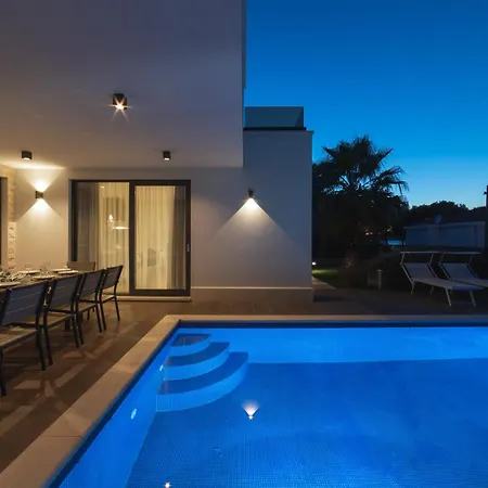 With 2 Pools, And Sauna Sunce ヴィラ トロギール